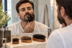 découvrez comment choisir une brosse à barbe adaptée à la longueur de vos poils pour démêler, discipliner et entretenir votre barbe au quotidien.