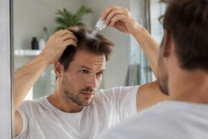 découvrez comment la poudre coiffante apporte volume, texture et tenue aux cheveux fins des hommes, sans les alourdir.